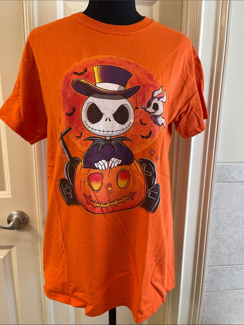Women’s medium Orange Halloween Graphic Tee - Jack Skellington Pumpkin Design